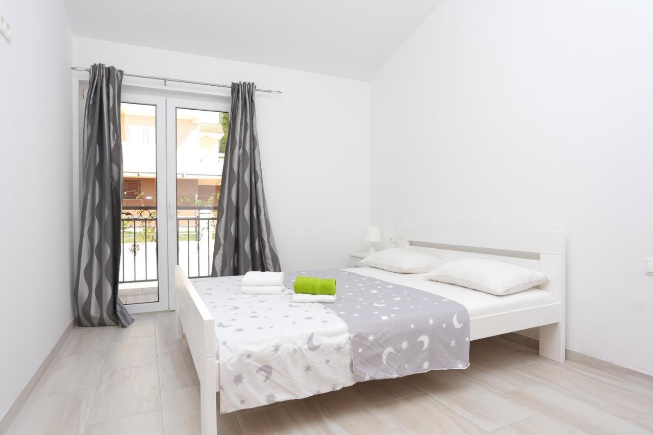 Apartments With A Parking Space Stanici, Omis - 17894 Номер фото